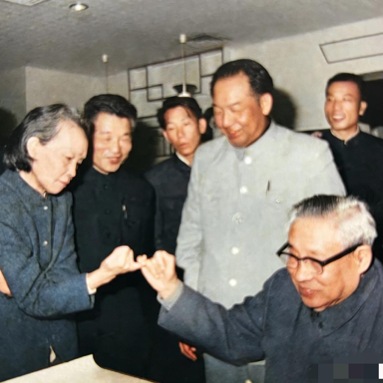 廖承志偷着吸烟被妻子经普椿“逮住”，这一幕发生在1983年2月，当时的他们在广东