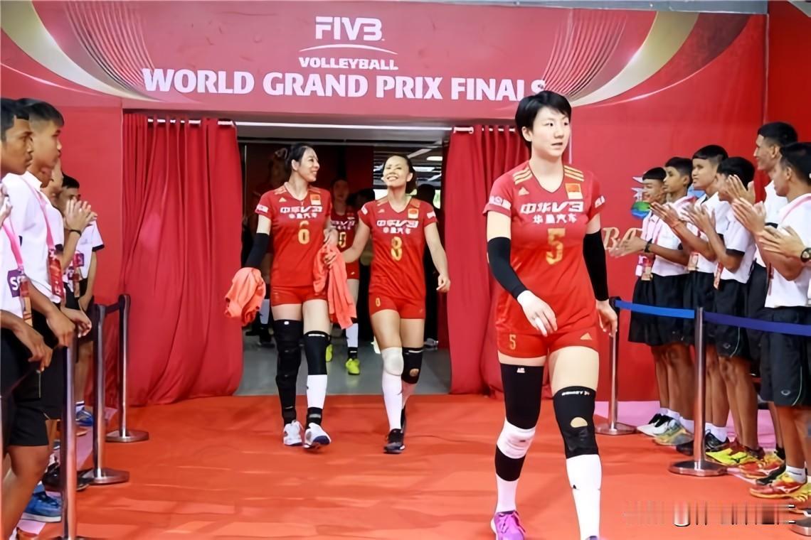 澳门体育馆昨晚彻底燃了！中国女排3比2逆转美国队，谁能信？分站赛排名第九、靠东道