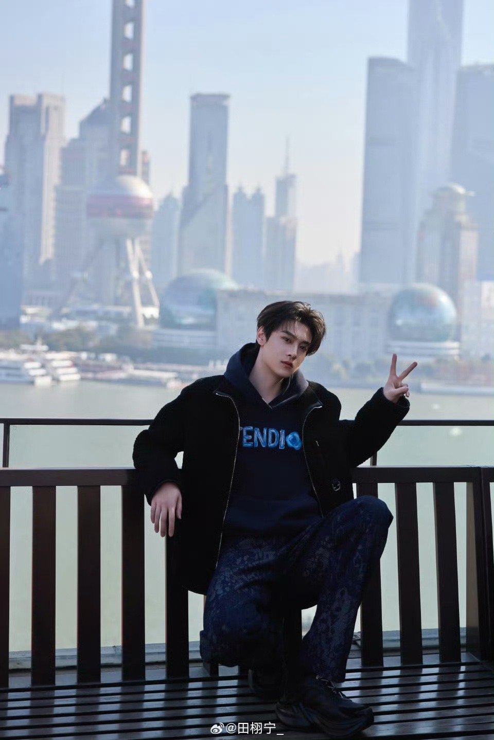 田栩宁才是顶级萌脸烧 刷到田栩宁直播直接被反差感击中，冷艳花美男形象下藏着萌脸属