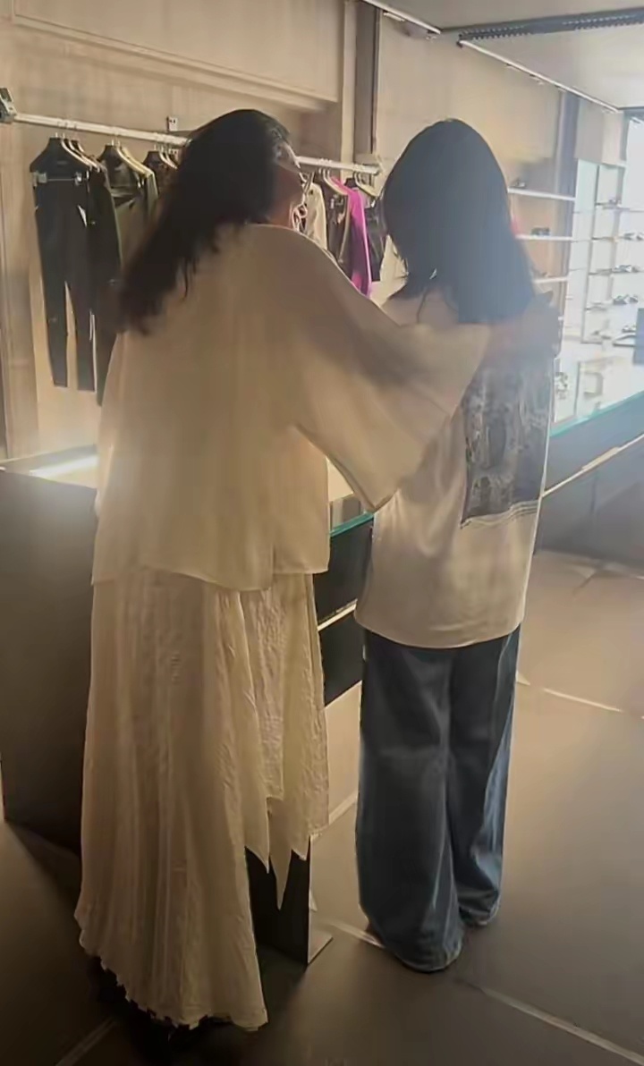 小玥儿放暑假回北京了，张兰今天休息，带着小玥儿到三里屯逛街，个子长高好多 