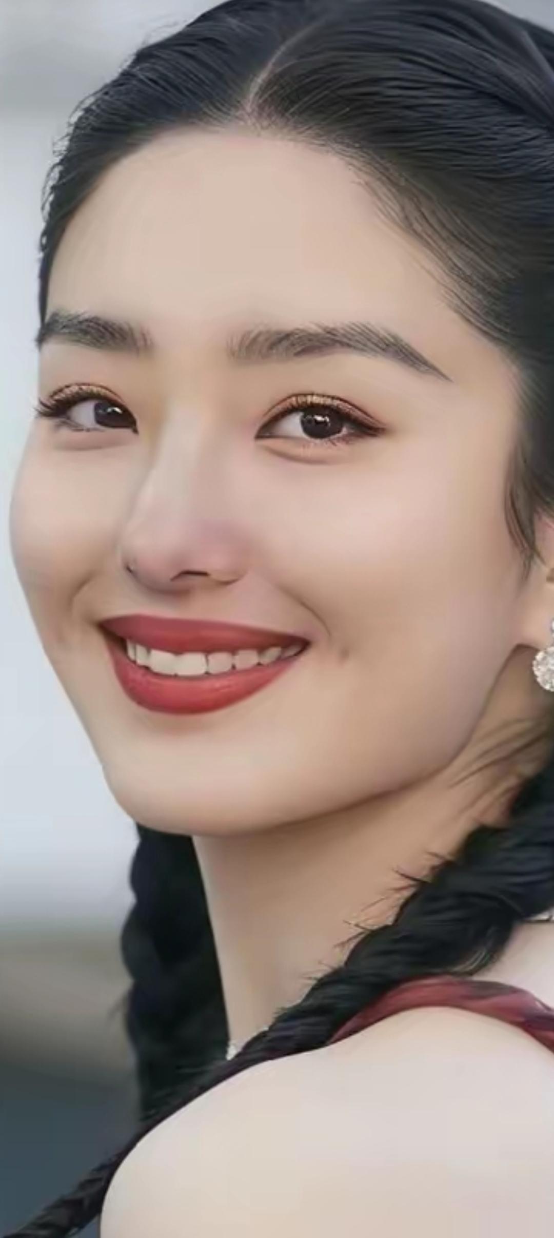 甜美笑容，红唇闪耀，优雅发辫，魅力无限！😊✨