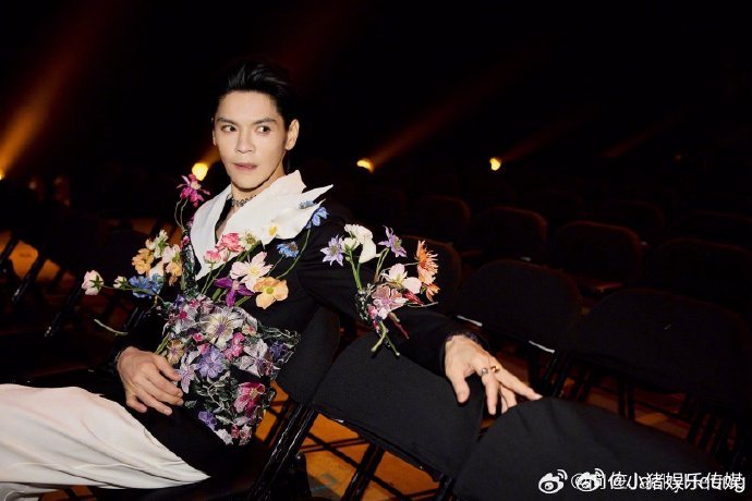 向佐腰间插了一圈鲜花真的被向佐腰间插鲜花的造型惊艳到失语！完全不按套路出牌的穿搭