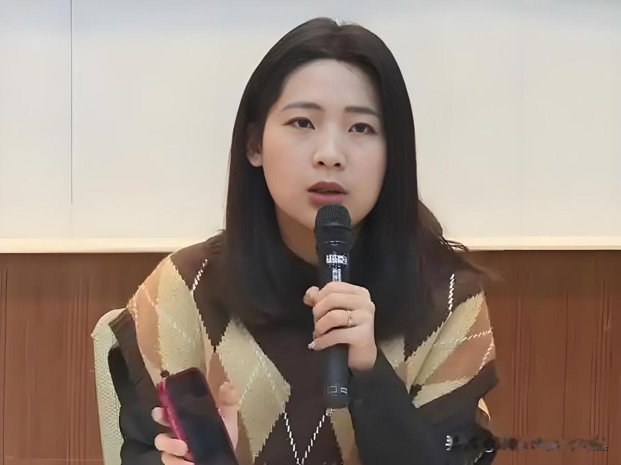 徐巧芯这话真说到点子上了！吴石哪是什么叛变啊，分明是乱世里的大智慧！
 
她拿三