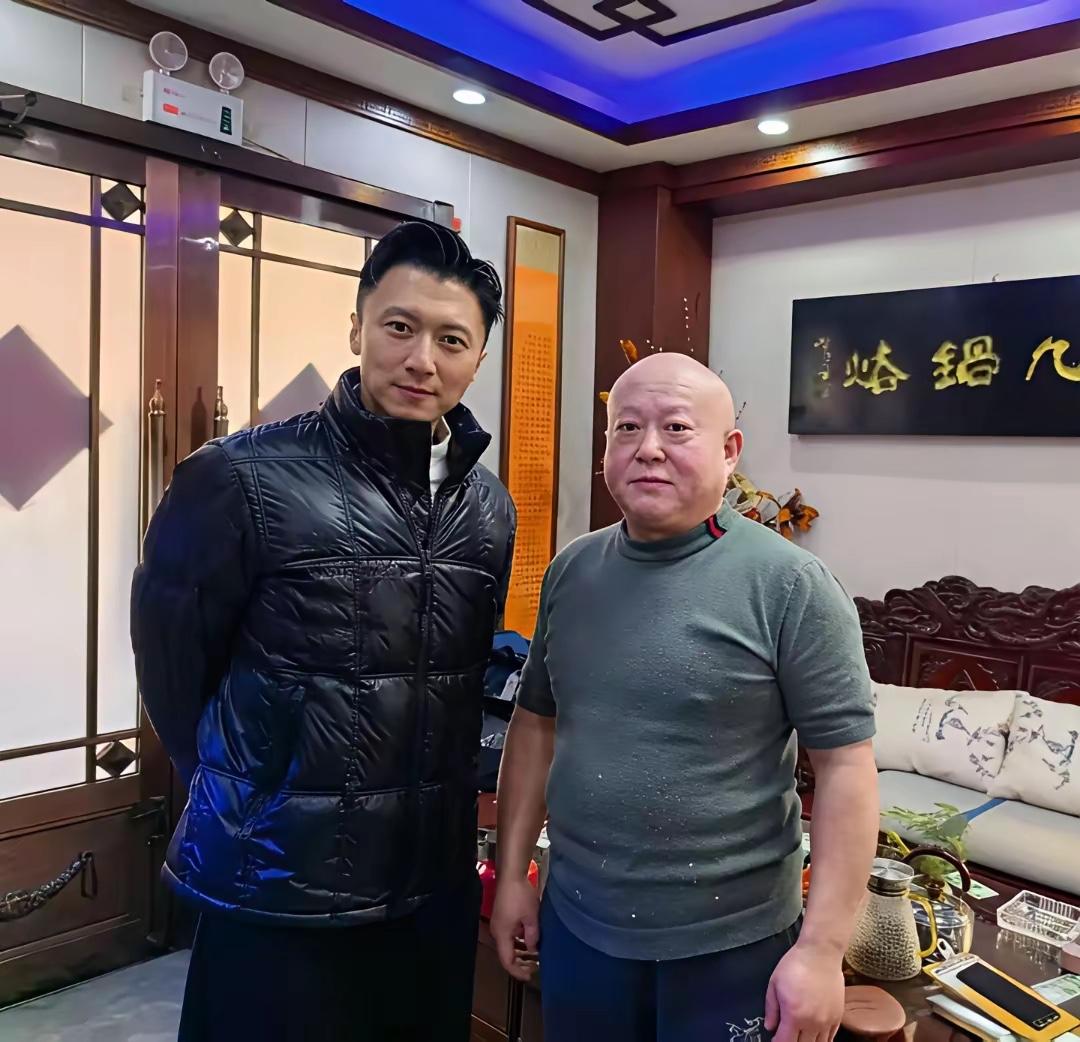 谢霆锋旁边男的是谁？一定也是位大人物吧