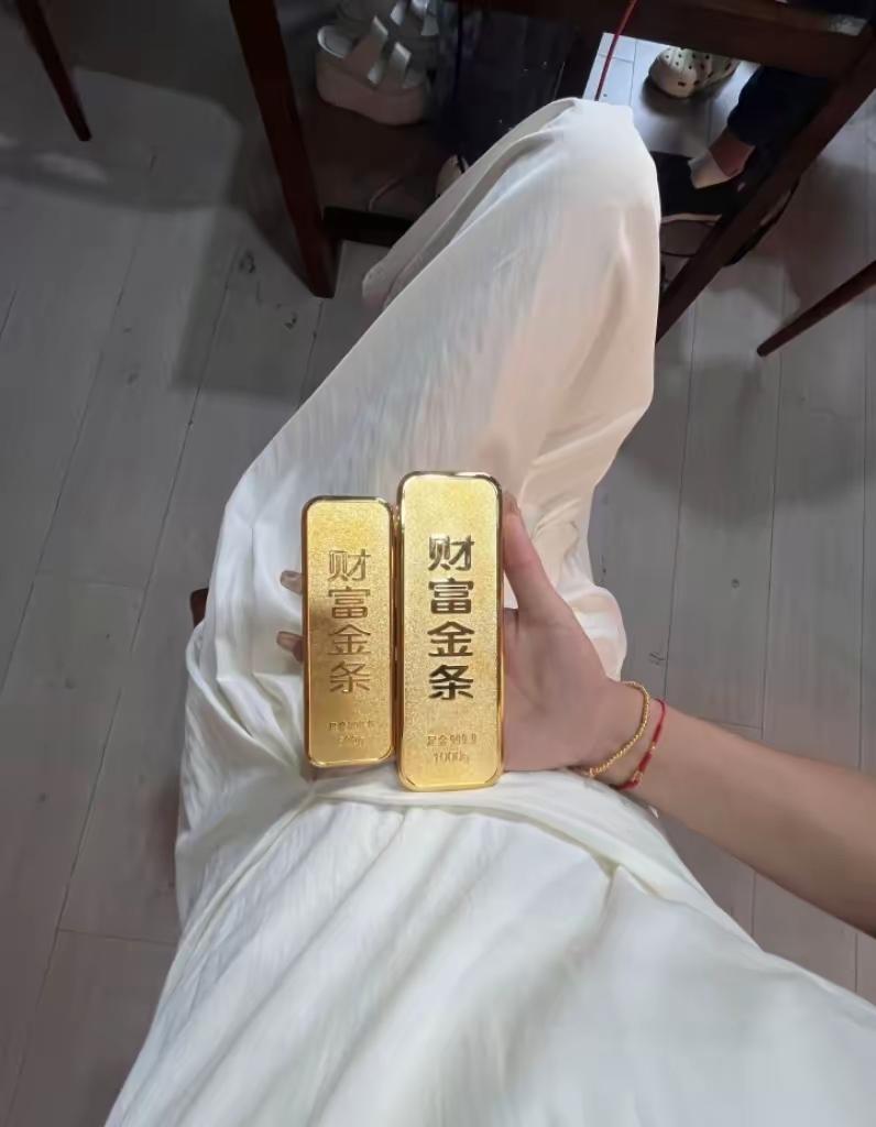 今天的金价，看得我血压都上升了，
6月30日，金价从879猛然跌到了865一克，