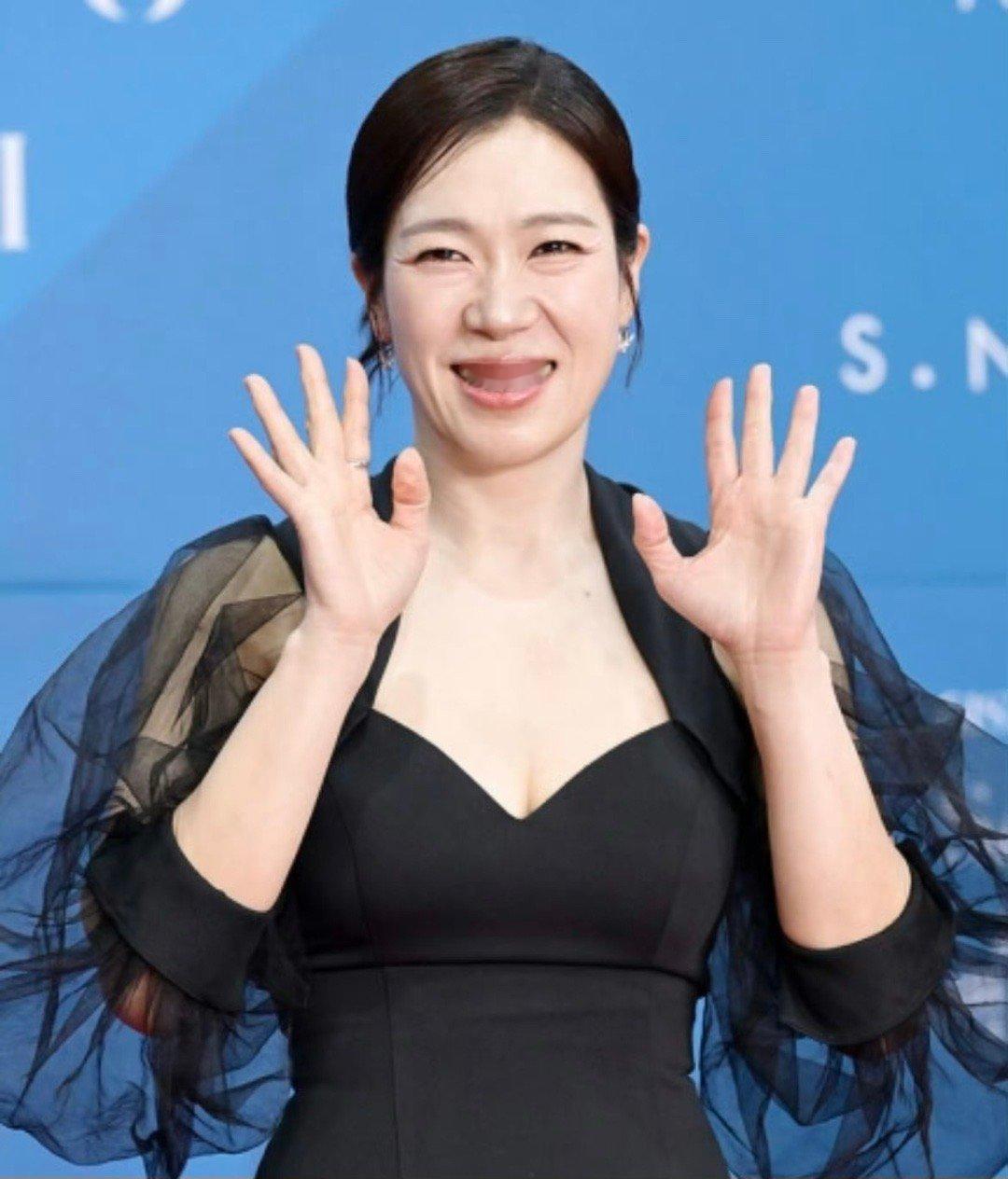 百想艺术大赏百想直播 最佳女配角奖——廉惠兰《苦尽柑来遇见你》颁奖者是廉惠兰！获