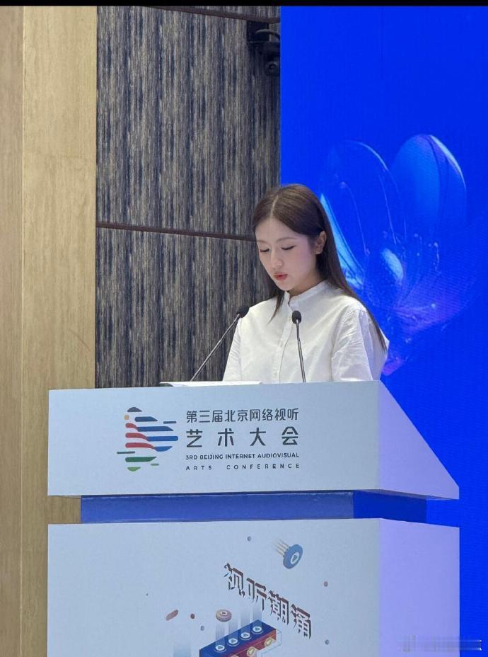 广电镜头下的李兰迪广电拍的李兰迪 广电镜头下的李兰迪就像从童话里走出的高贵布偶猫