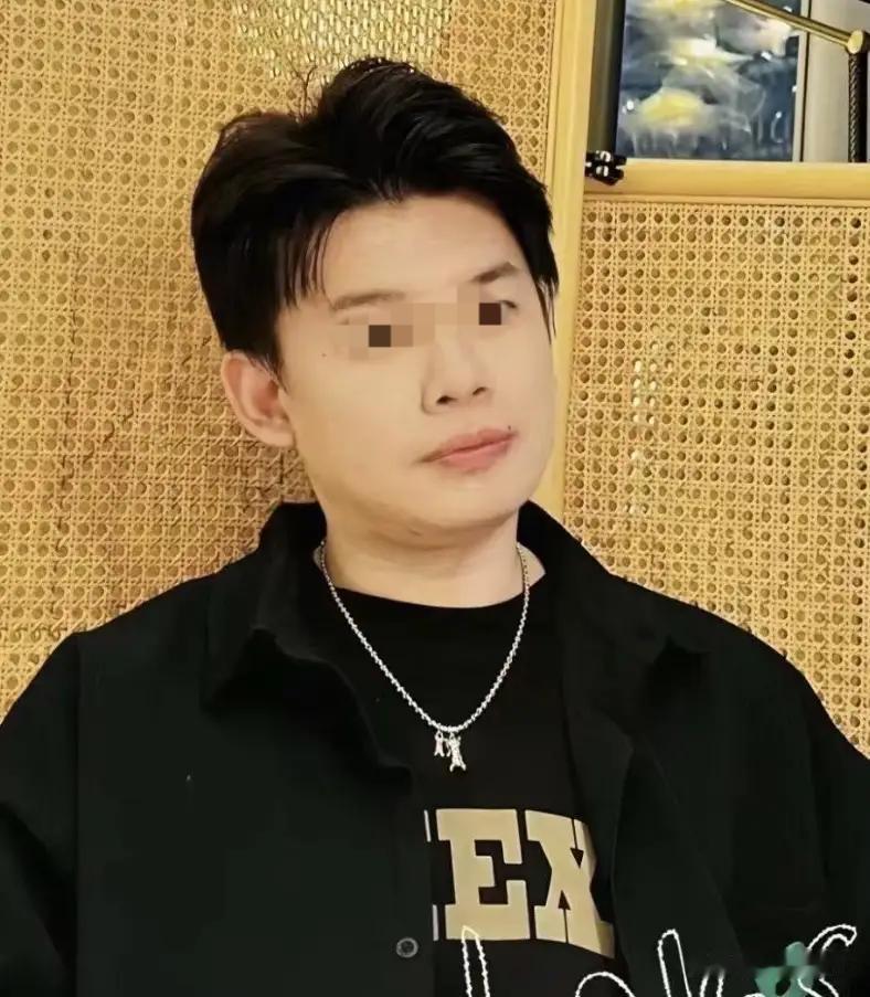 33岁的上海音乐老师王棋，
给所有的年轻人都提了个醒。
你可以找份工作是全职的，
