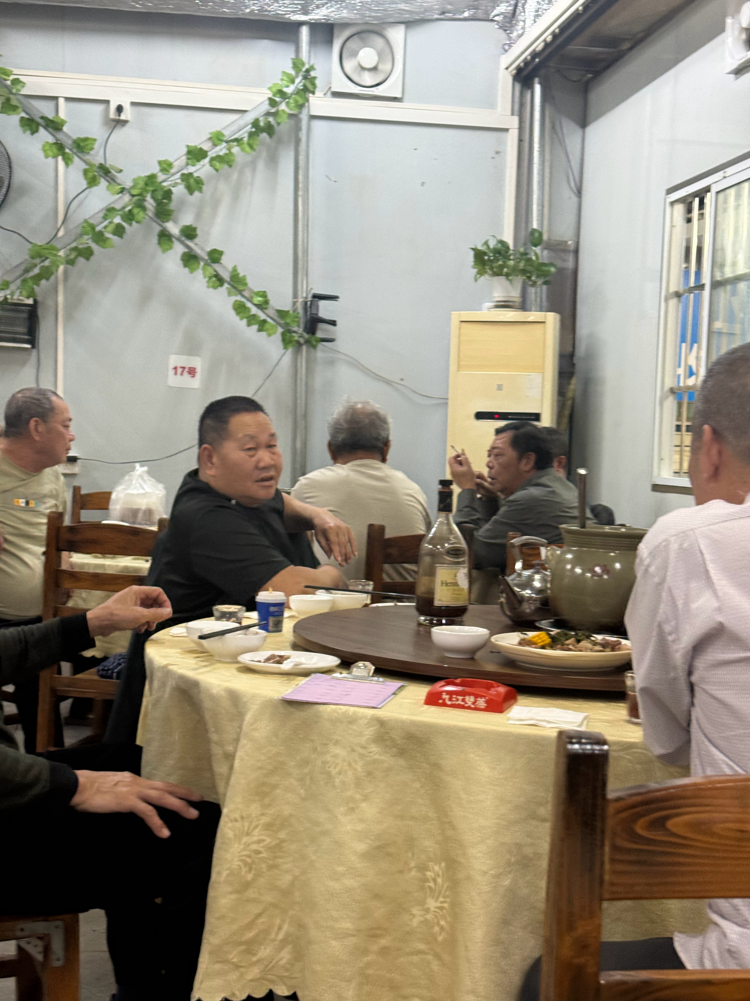 村里的餐馆，最大特色就是…… 