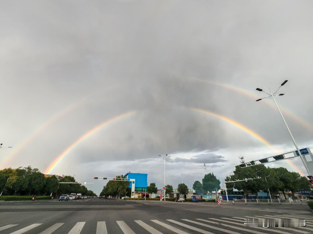第一次遇到这样的天空
这是前天傍晚下雨后，天空出现的彩虹，由于拍摄技术不高，加上