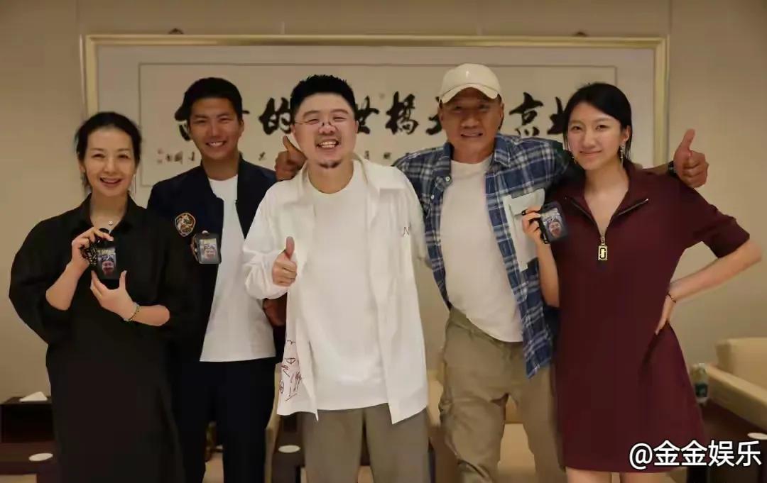 近日，胡军一家为24岁的女儿九儿温馨庆生，现场画面满是幸福。九儿遗传了父母的好基