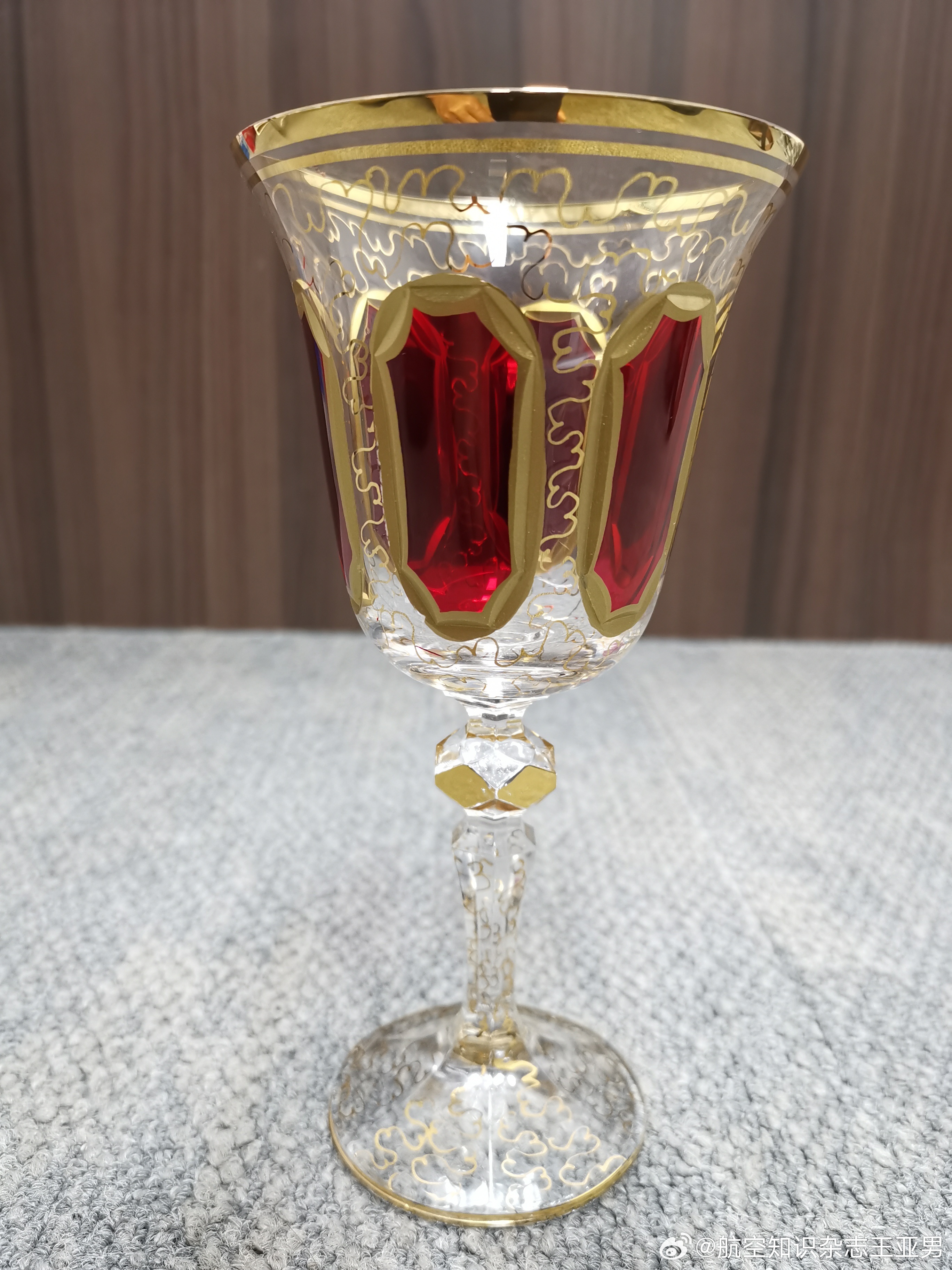 捷克摩挲古董高脚杯，贵族化设计加平民化工艺，看着挺唬人，餐桌上也不实用。看在它接