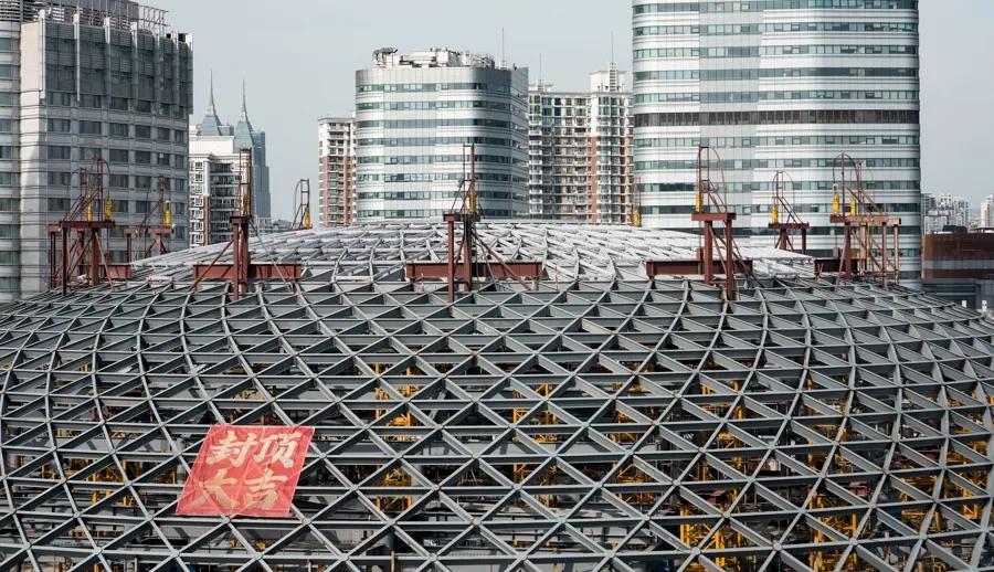 2026年4月，上海国际体操中心改造项目迎来核心建设节点——重达252吨、直径4