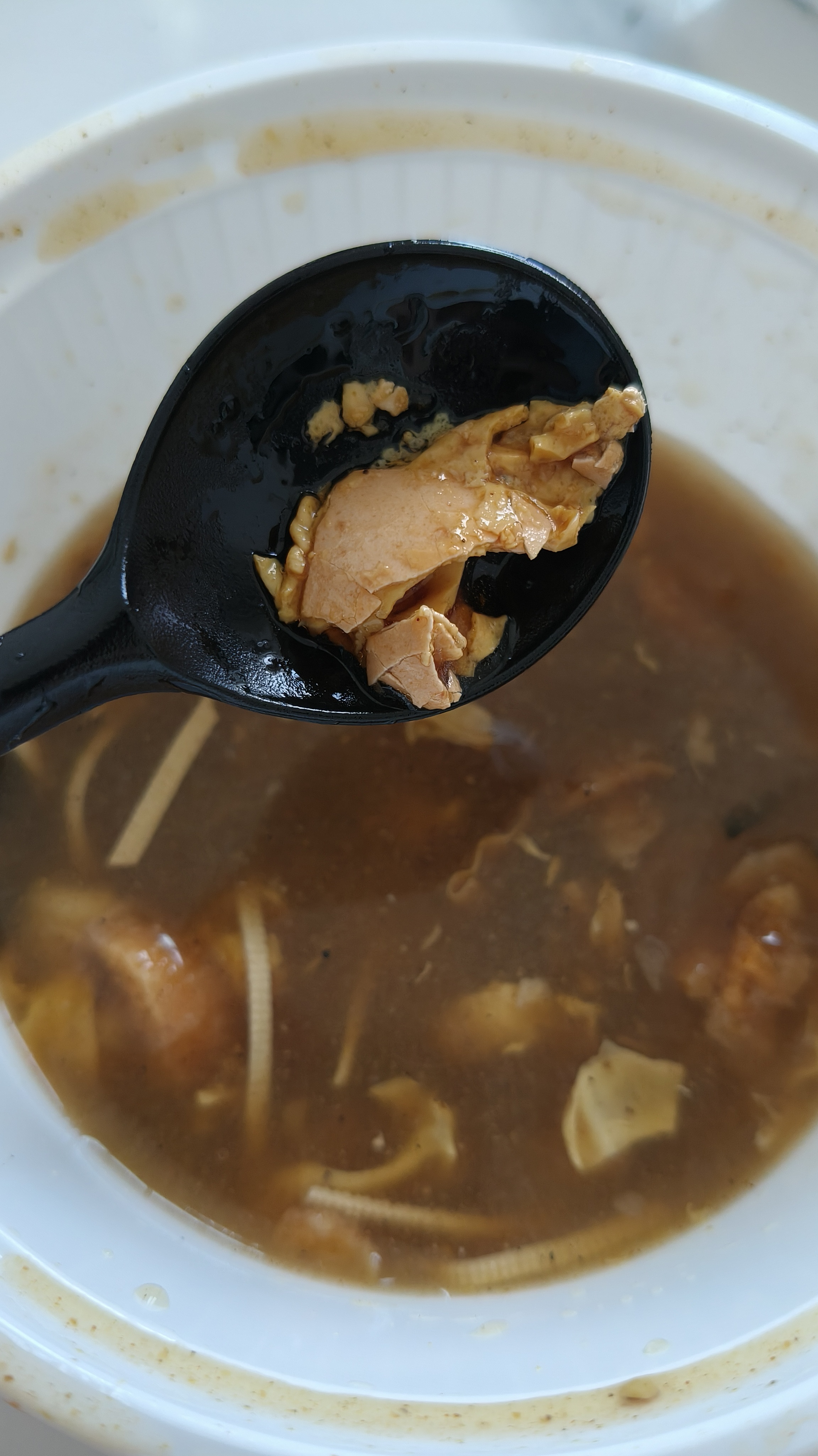 昨天吃出鸡蛋壳，今天吃出线头嗯。。。。。。。 