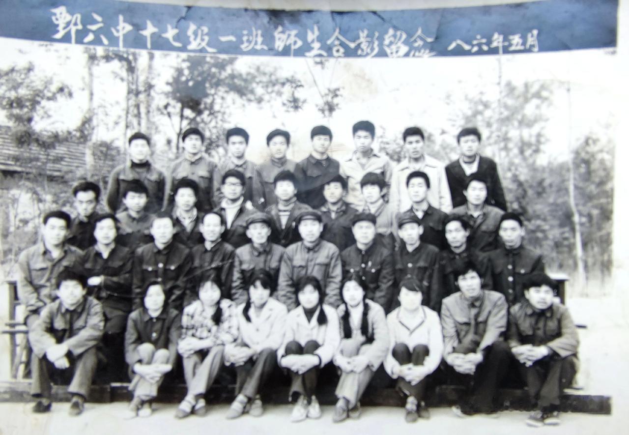 弹指一挥间三十七年前六中育桃李青春永不返。一九八六年在鄄城六中教书，与毕业生合影