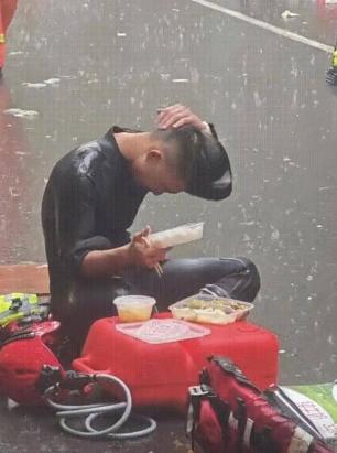 泪目！！感动！7月9日，一位在广西贵港参加救援的消防员在雨中吃盒饭的视频让很多人