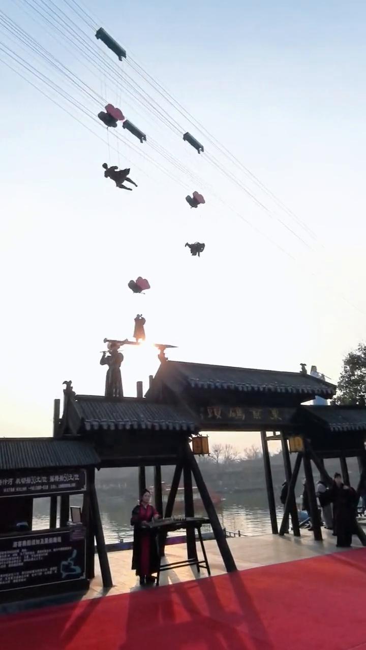 空中献艺立体交叉，年前游玩好去处。
开封清明上河园空中上演非遗真给力。
跟码京泉