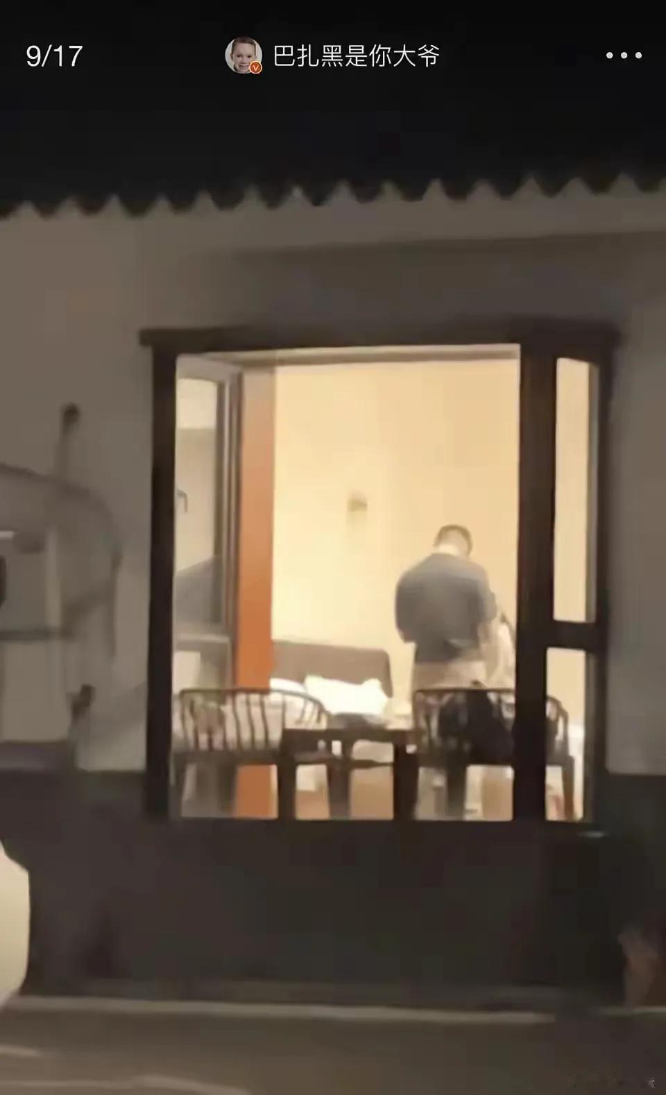 有网友爆料称，某农大老师和学生开房，忘记拉窗帘，被全程围观。

事情一经曝光，迅