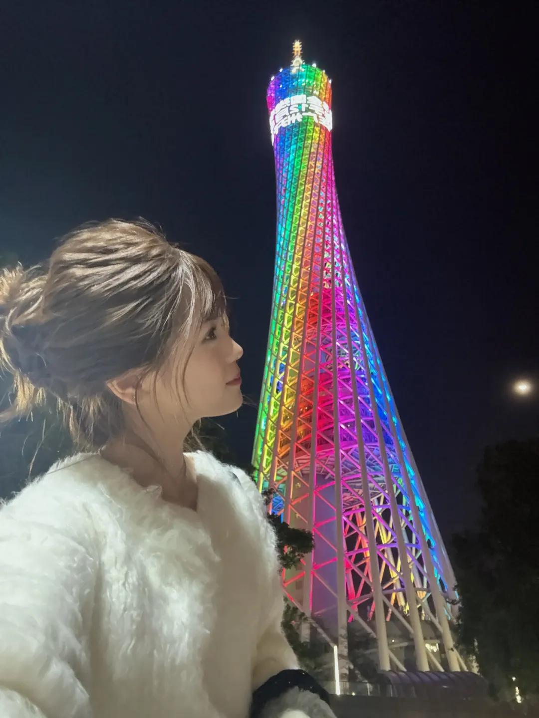 村山佑香/村山优香，长相是那种鹅蛋脸，软萌且眼睛圆亮，笑起来很甜，长相很清纯邻家