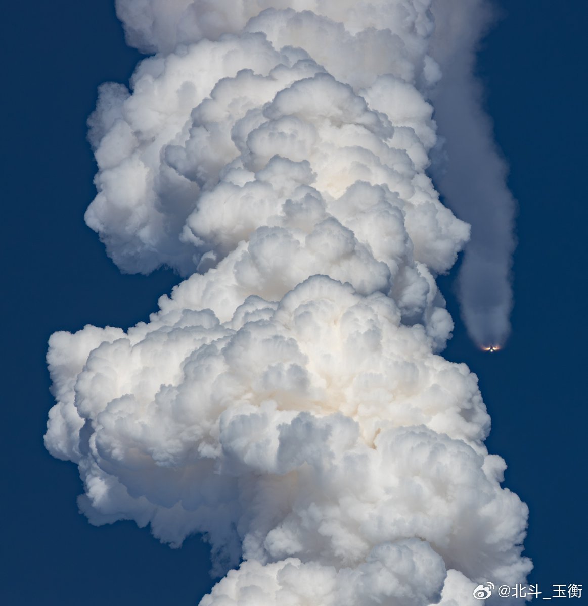 美国50多年来首次载人飞向月球 这次发射的美图真的好多，，得趁现在狠狠学习一波（