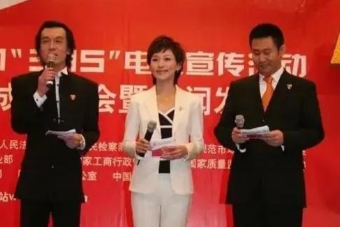 李咏、赵赫，一张罕见的合影，这张照片拍摄于2006年2月14日，地点是北京梅地亚