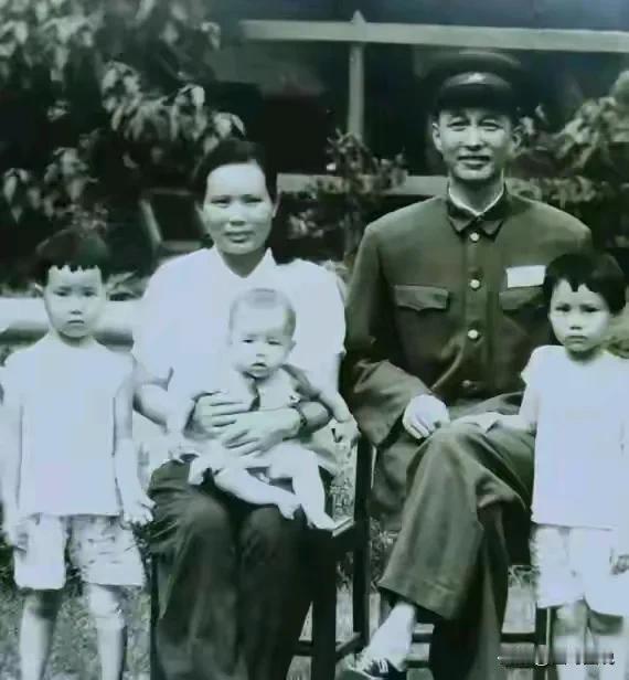 两應上将洪学智的全家福，一家五口其乐融融，尤其是最小的孩子依旧偎依在母亲怀中。