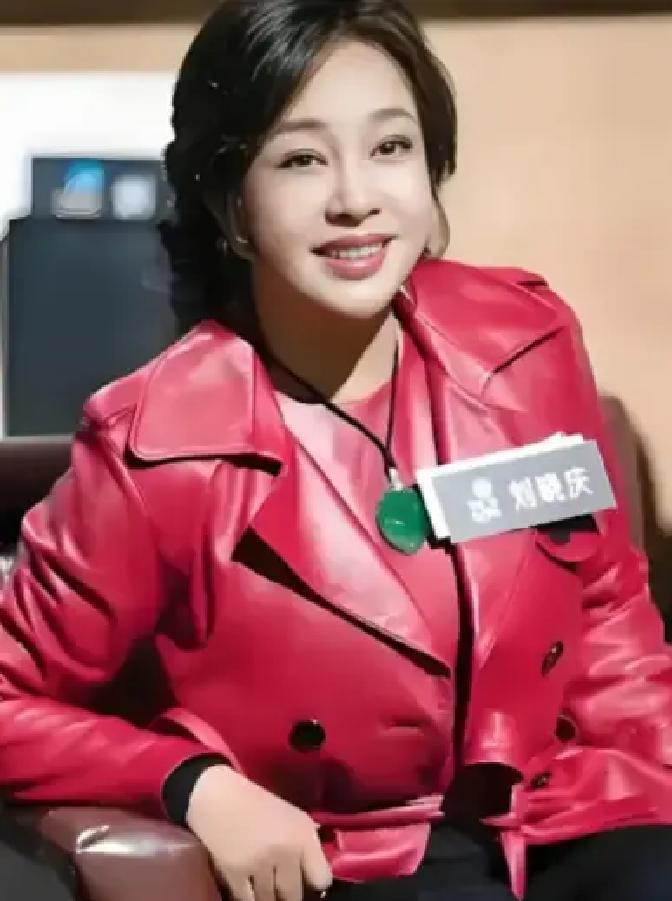 一次，主持人问刘晓庆：你最欣赏男人哪一点？刘晓庆脱口而出：男人只能看单个的，根本