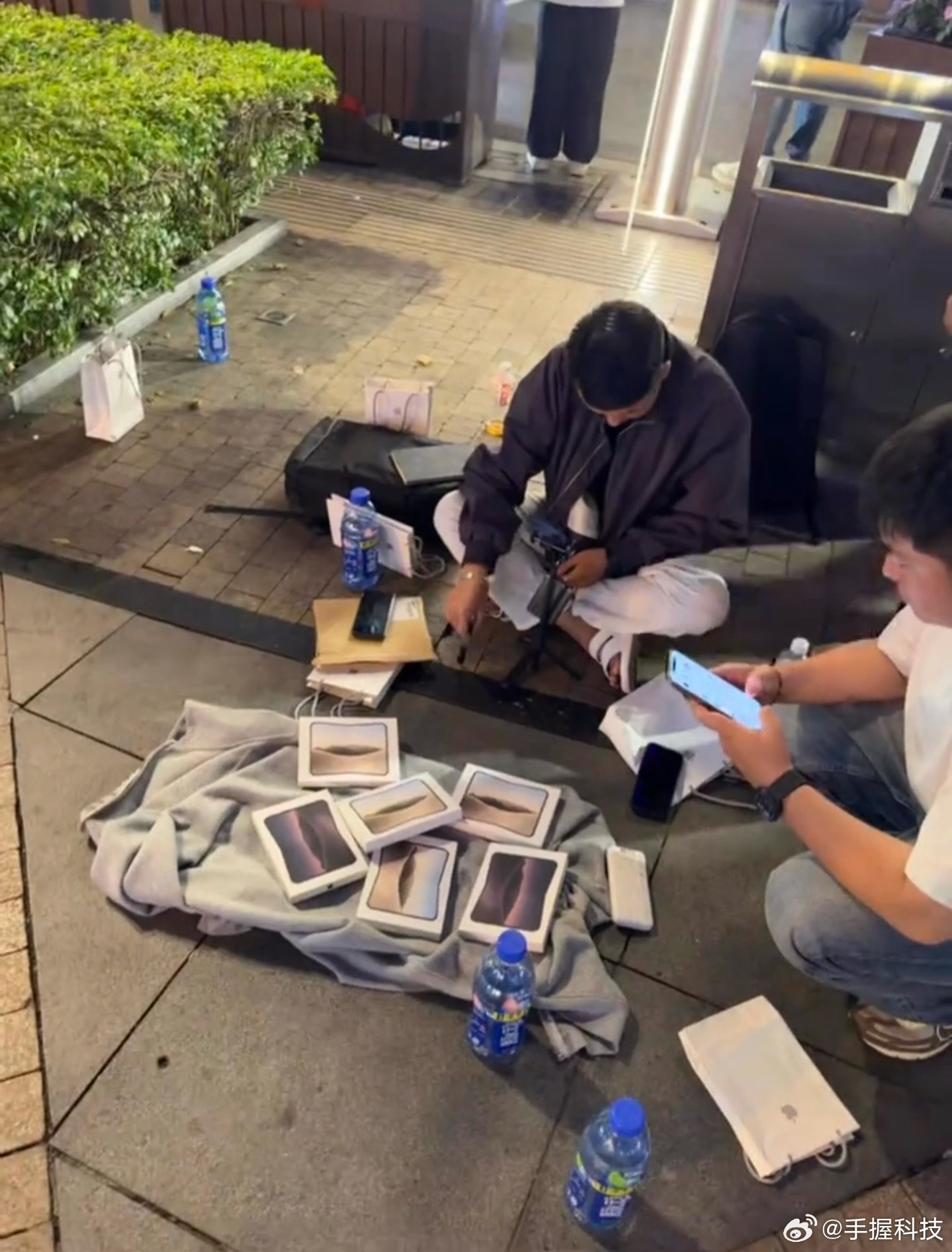 苹果折叠机让黄牛亏到没裤子这不是苹果的灾难，而是苹果的学费。真正该担心的不是首批