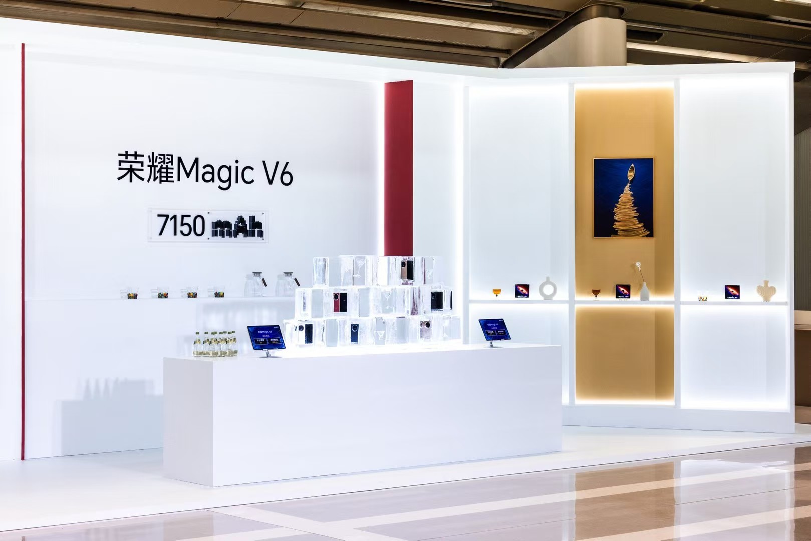 敢屏实力，势不可挡。锋芒尽展，强到没折。荣耀Magic V6 超实力旗舰重磅来袭