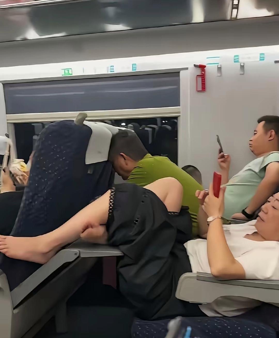 高铁上看到的，大妈难道不会不好意思吗？