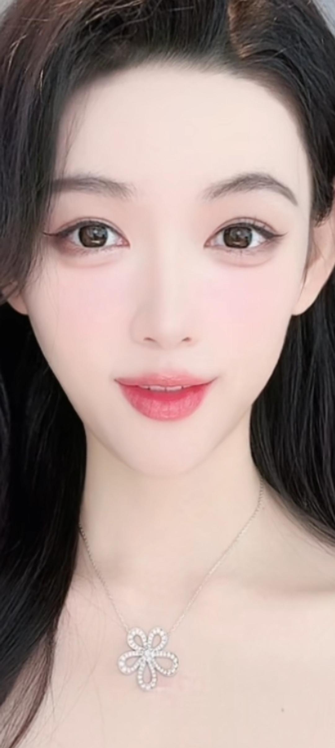 这姑娘妆容精致，笑容甜美。