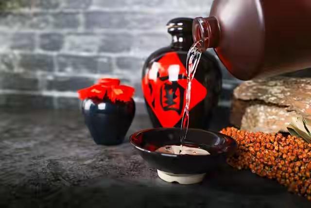 上联：半盏清茶品百味
下联：一杯浊酒话千秋