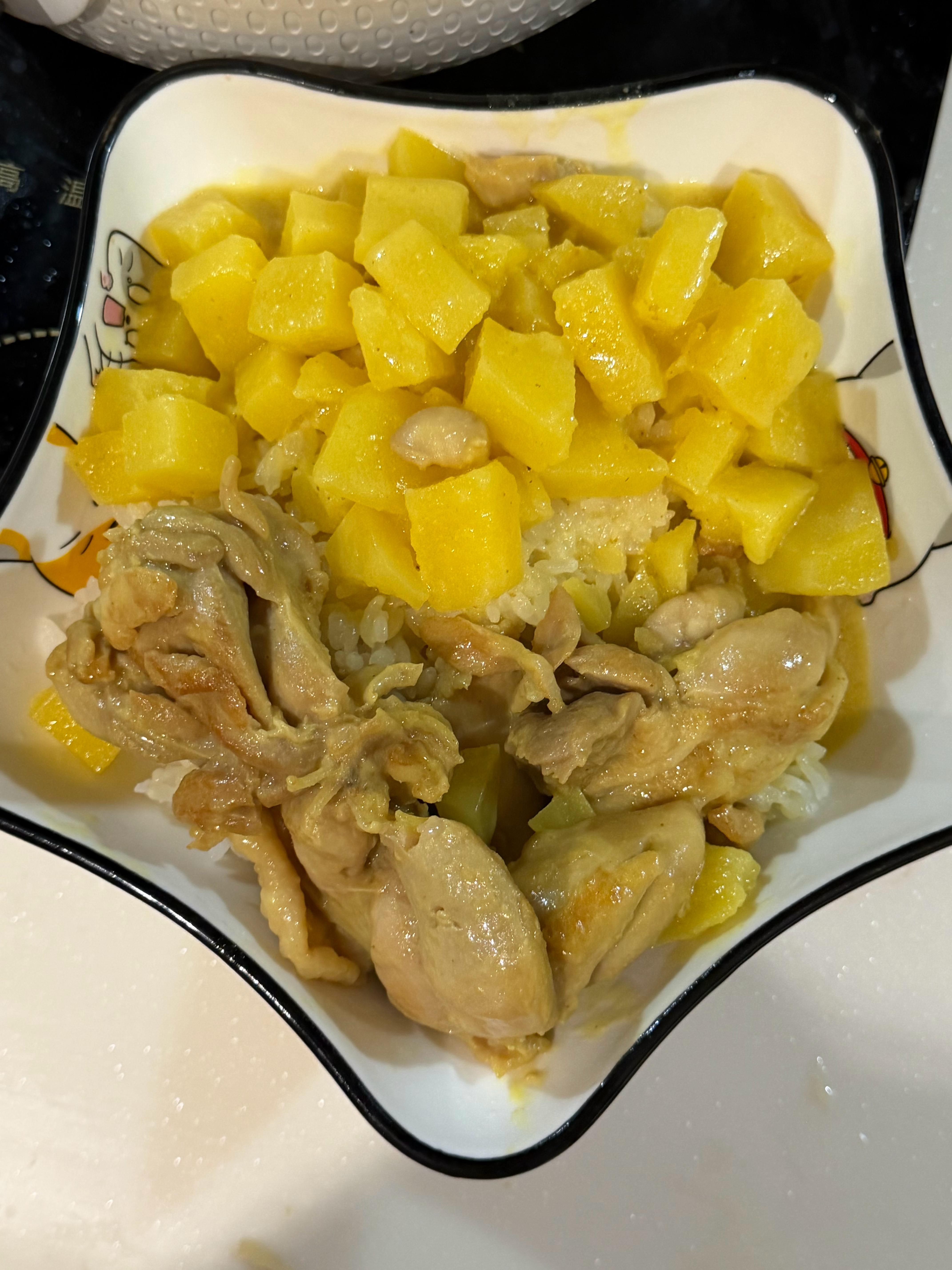 今晚吃咖喱土豆鸡因为不喜欢胡萝卜所以没放 家里也没有洋葱 