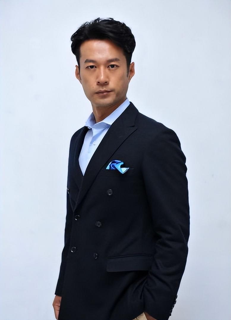 54岁演员谭凯被传“无戏可拍，被迫卖掉房产回老家卖饺子”。我就好奇了，人又长得不