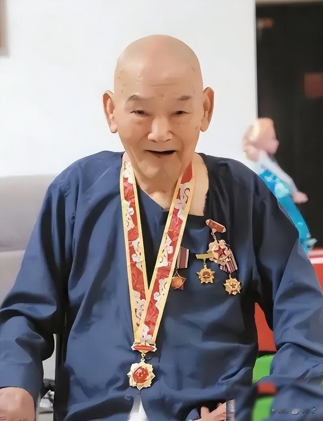所有人看哭！九旬痴呆老人连儿女都认不出，却十几年反复默念一串神秘数字，谁也没想到