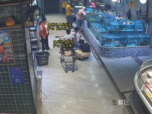 6月12日，广西来宾一家超市里，一中年大哥，前一秒还在生鲜区琢磨着晚上吃点啥，后