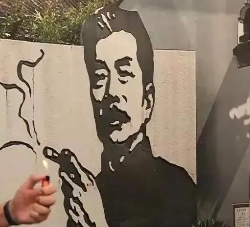 站台吸烟要禁，鲁迅夹烟要改？离谱投诉引众怒：别瞎折腾圆顺离开

 
这段时间，有