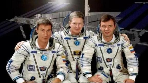 1991年，苏联一名宇航员刚飞上太空，国家解体了。他被遗落在太空上311天。当他