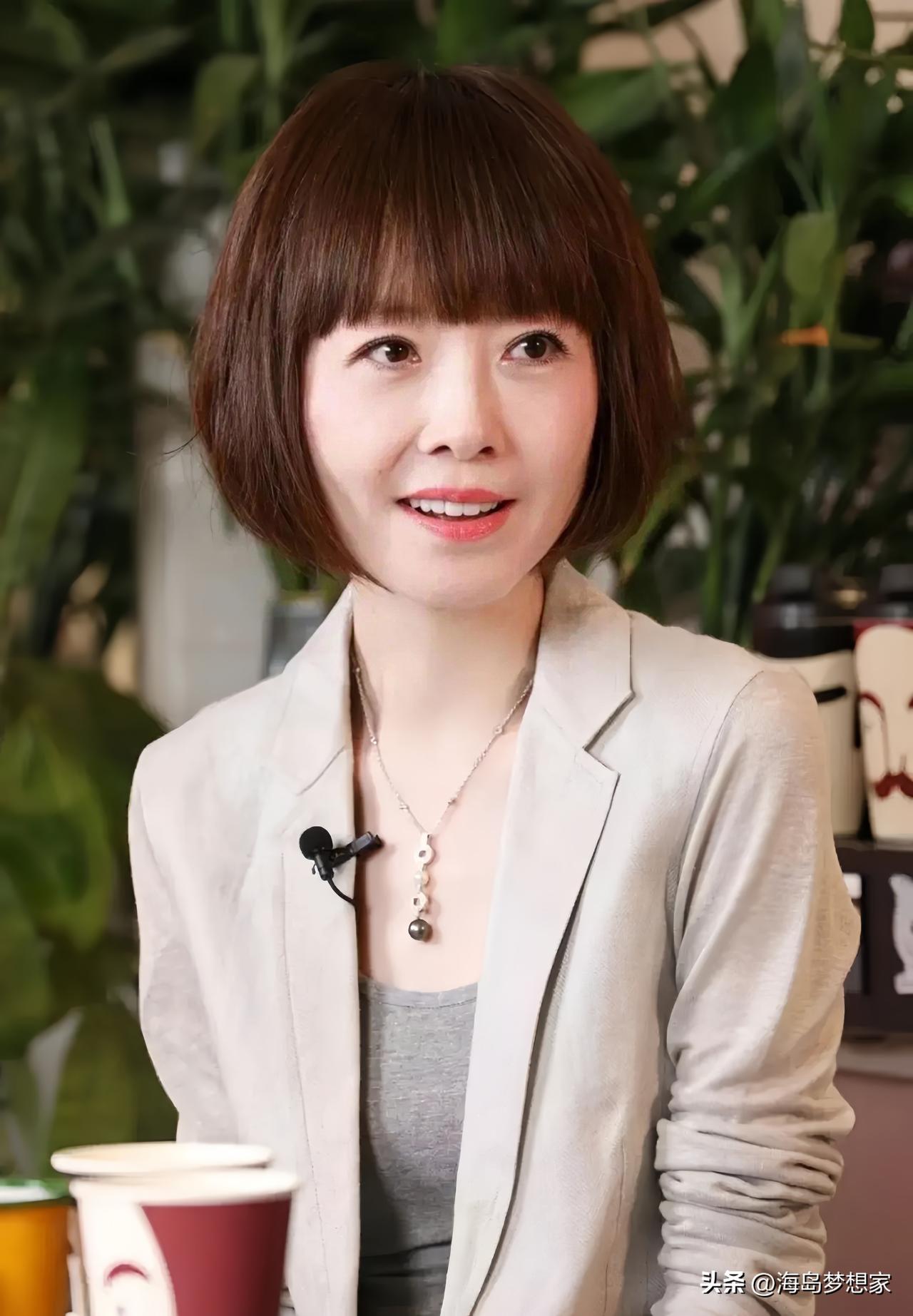 有人问鲁豫：“你一个人，不觉得孤单吗？”鲁豫笑了笑，没接那个话茬。

这个在镜头