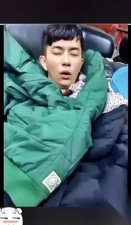 啥？萌萌睡颜竟成黑料？😱

刷到有人拿这说事我直接问号脸——

睡得这么美也算