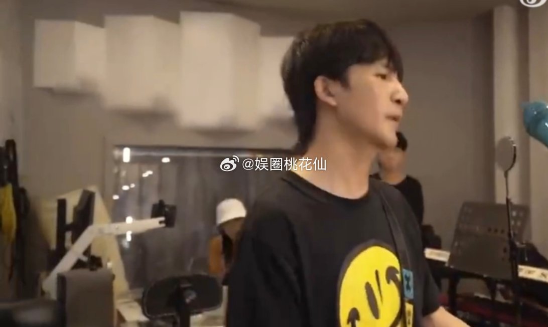 #大张伟上海演唱会排练视频# 相信很多人看过排练视频，看过歌单之后，整个人的情绪