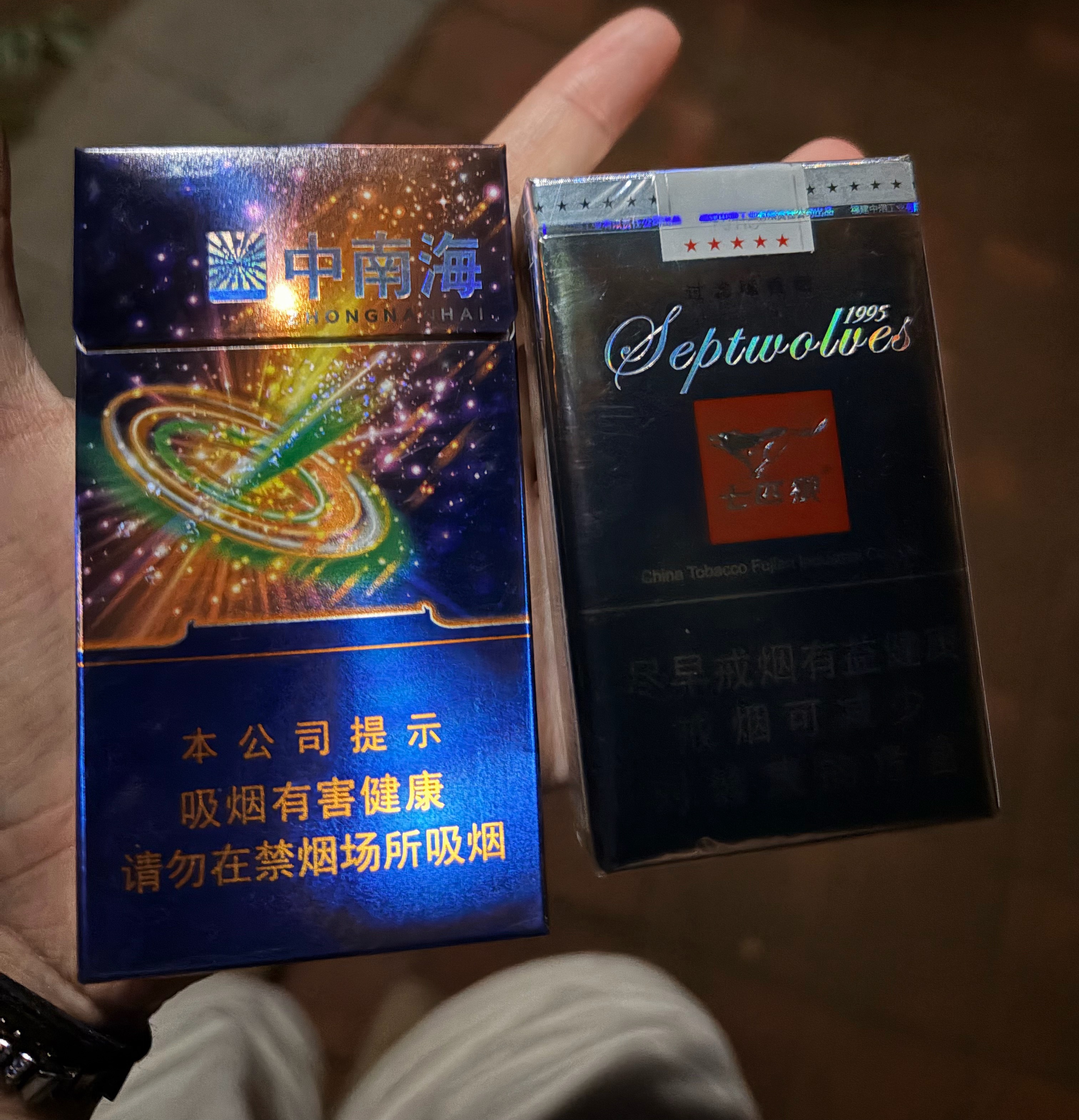 晚上便利店关门了，买不到烟，于是去大哥俱乐部打野。大哥看到我来了，给我塞了两包。