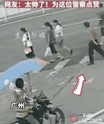 一群人在过斑马线，突然一个光膀子的男子快速走向一位妇女旁边，伸手就对着该妇女一巴