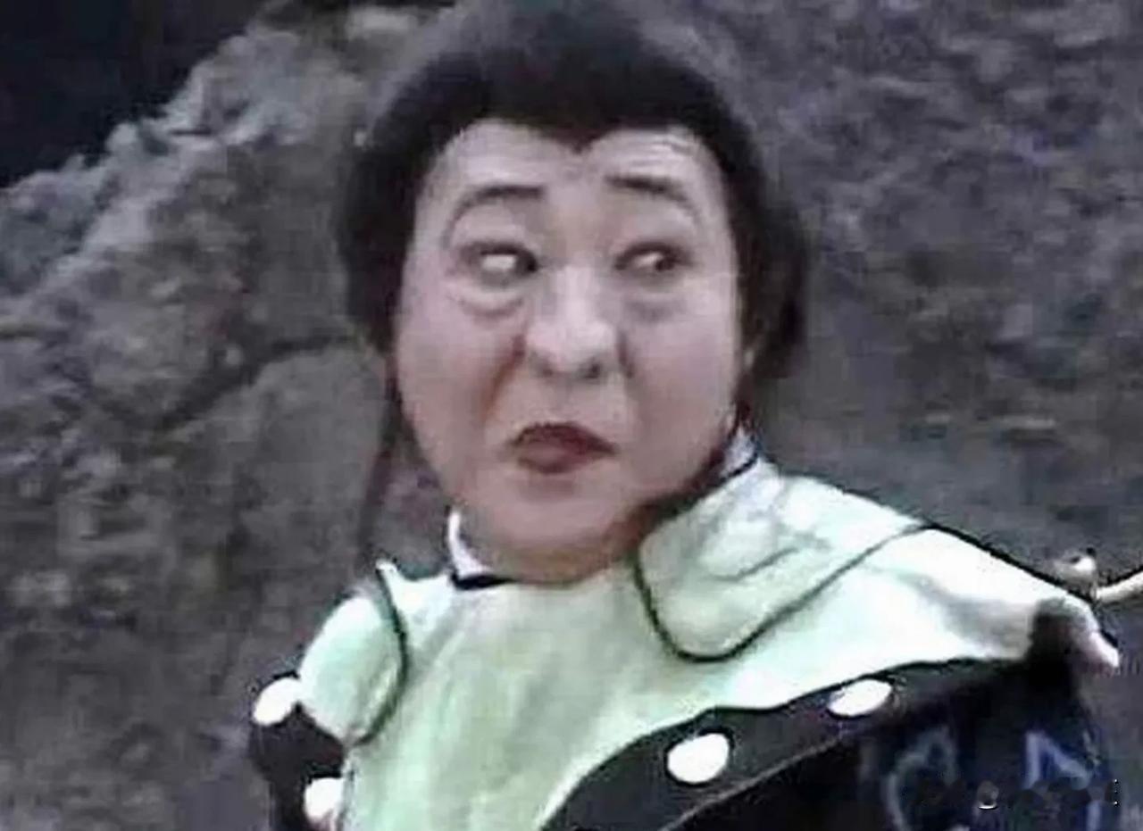 我有10只自选股，持有了其中的两只。
然后，只有他俩是绿的。
我在想，我闭着眼睛