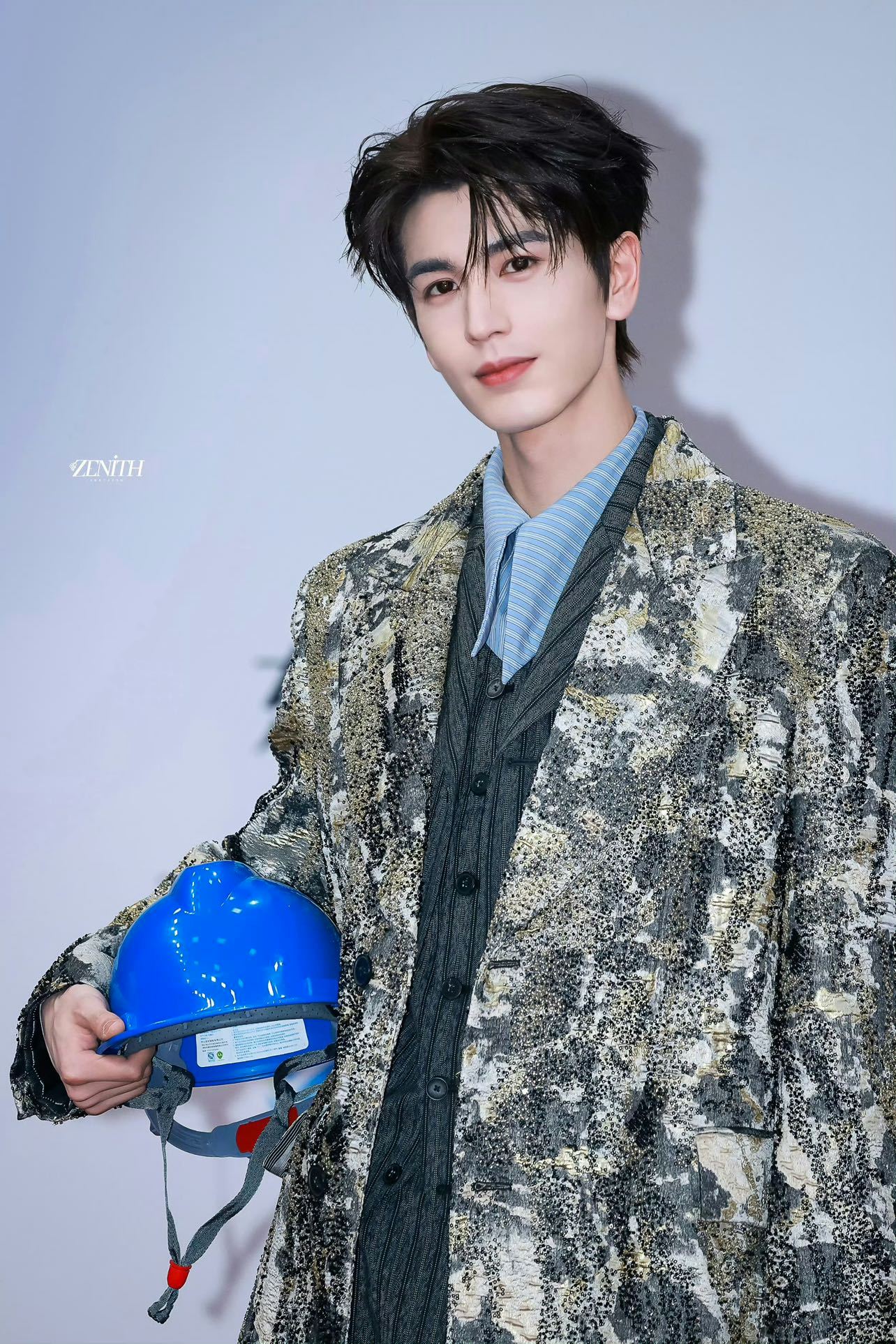 张凌赫进行曲 腾讯太会了 救命！张凌赫红毯走秀配上专属进行曲，每一步都踩在审美点