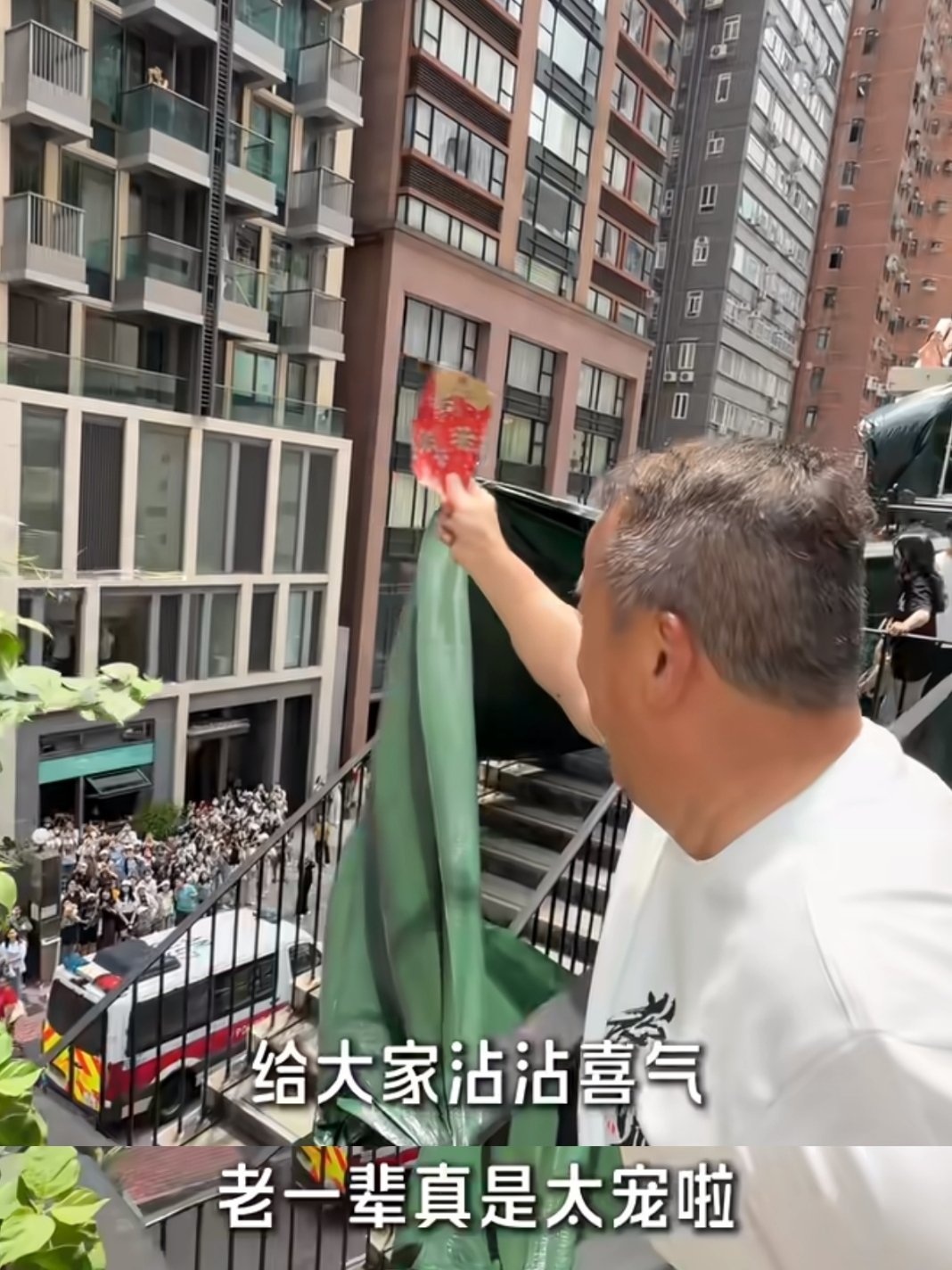 原来成毅把红包展示给粉丝，是给大家沾沾喜气的意思。傅诗淇太宠啦～成毅不语只是一味
