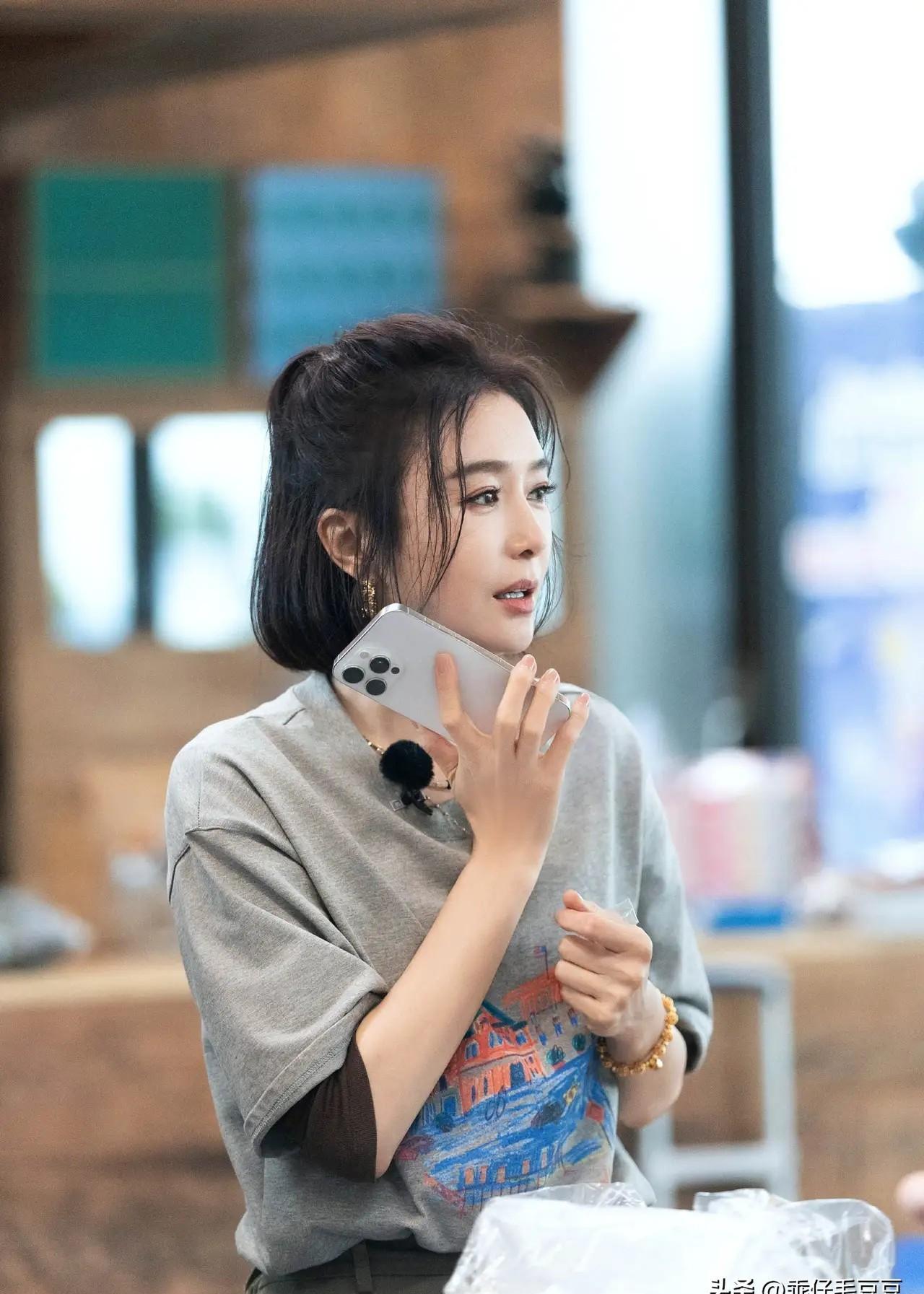 **秦岚自嘲“狼外婆”嗓音：光鲜背后，是演员用健康换来的代价！
**
你绝对想不