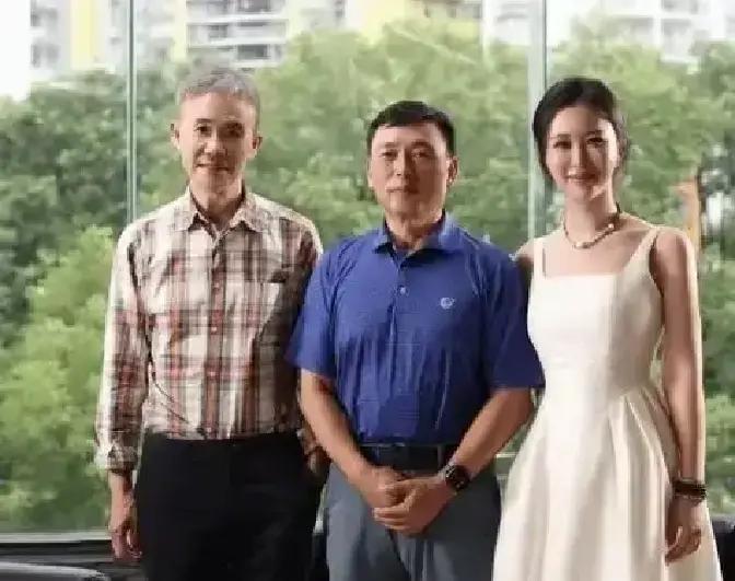 评论区又吵翻天！田朴珺这波操作，真把“豪门太太”剧本撕了个稀碎。
别的富太低调