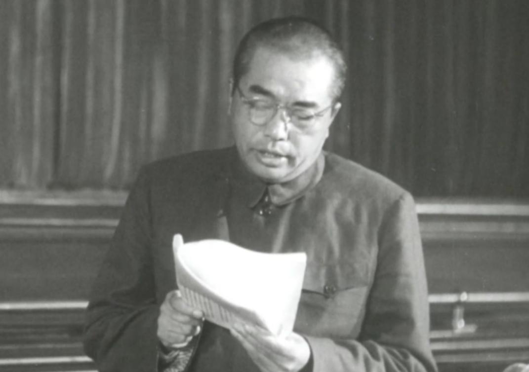 华国锋是怎么高规格接待被罢官的彭德怀的
1. 亲自出面设宴
2. 全程陪同调研