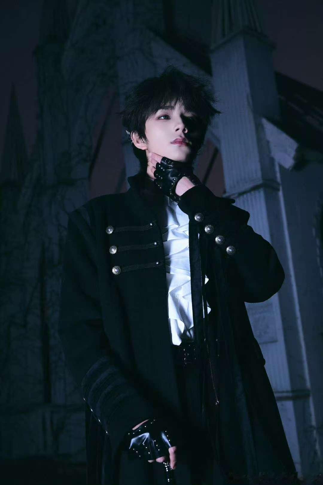 王橹杰暗黑风生日妆造王橹杰暗黑王子妆造我的妈我的姥，我的褂子我的袄，这个妆造太超